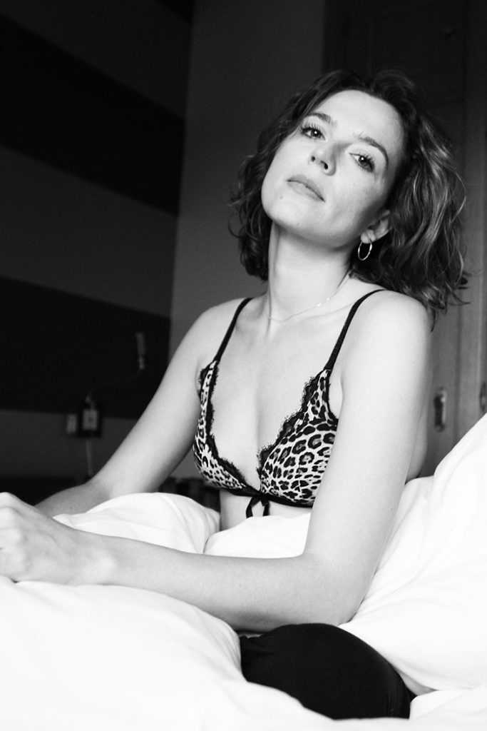 Fotografa: Alejandrina Zoreda Look: pantalón de pijama by Calvin Klein Top by Roberto Cavalli