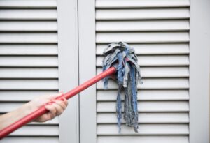 ¿Limpiar persianas con un calcetín? Esto es lo que muchos están haciendo