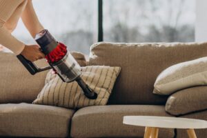 Nunca rociar esto en el sofá: lo daña sin que te des cuenta